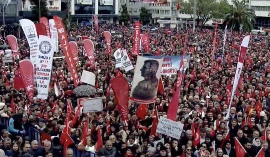 Özgür Çelik: "Beyazıt Meydanı'nda Bomba İhbarı Yalanıyla Manipülasyon"