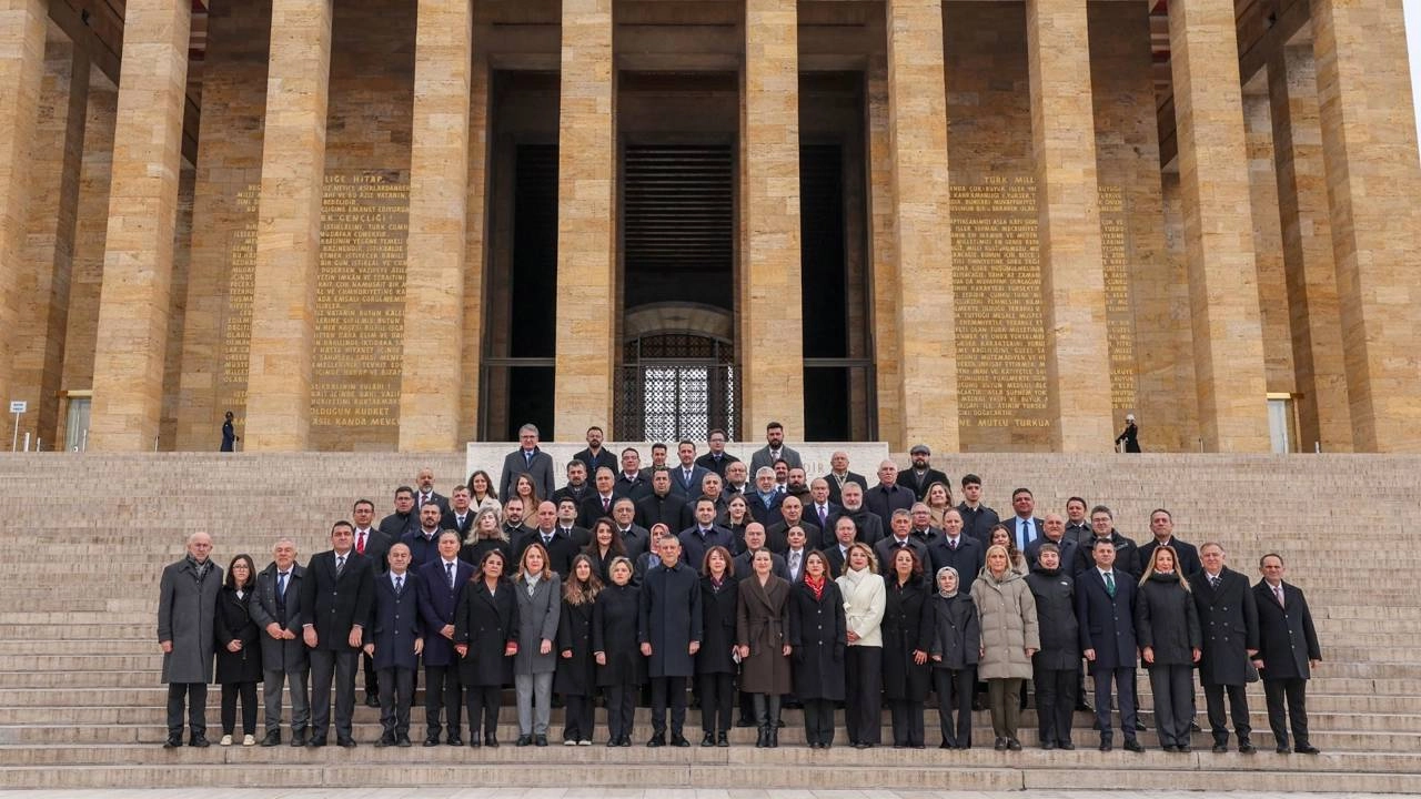 Özgür Özel ve CHP heyeti Anıtkabir'de: Darbecilere meydan okuyoruz!