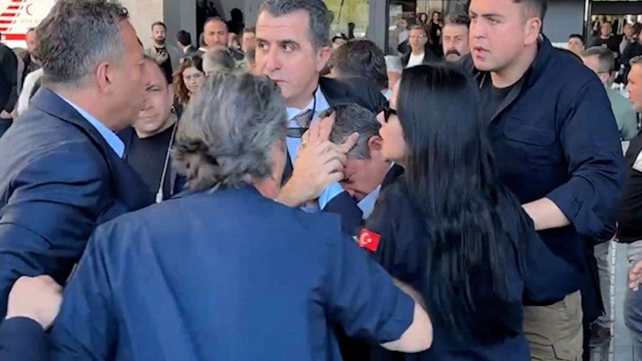 Özgür Özel'e Sırrı Süreyya Önder'in töreninde saldırı!