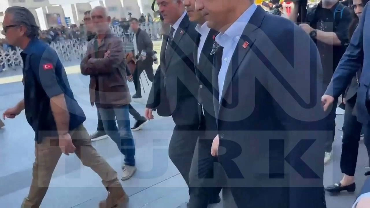 Özgür Özel'e yumruk atıldı: Saldırganın takip anları kamerada!