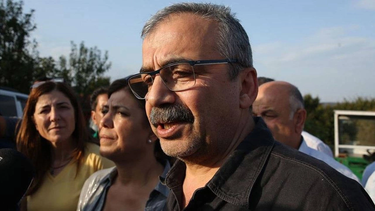 Özgür Özel'in açıklamasıyla: Sırrı Süreyya Önder, Bir Cumhuriyet Şarkısı filminin senaryosunu yazdı!