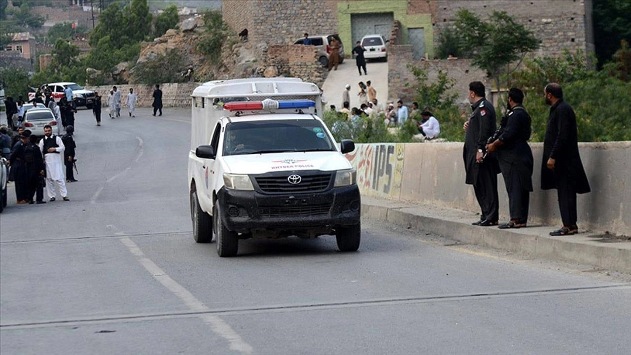 Pakistan'da bomba dehşeti: 4 güvenlik görevlisi hayatını kaybetti