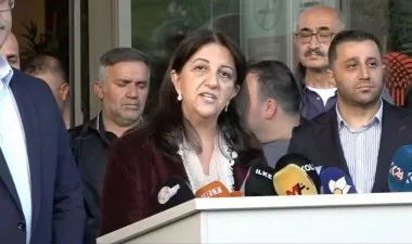 Pervin Buldan, Abdullah Öcalan'ın mesajını Sırrı Süreyya Önder'in hastane önünde okudu