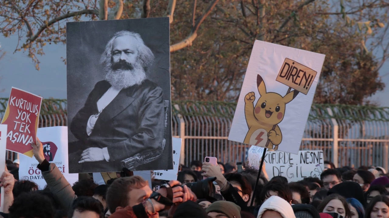 Pikachu ile Marx aynı alanda karşı karşıya!