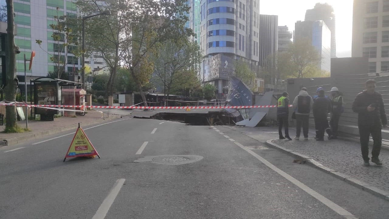 Sarıyer'de skandal: Eski Büyükdere Caddesi çöktü, trafik felç!