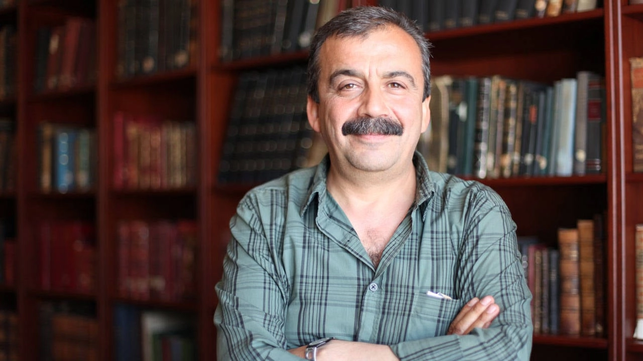 Sırrı Süreyya Önder: Kim Bu Çok Yetenekli Adam?