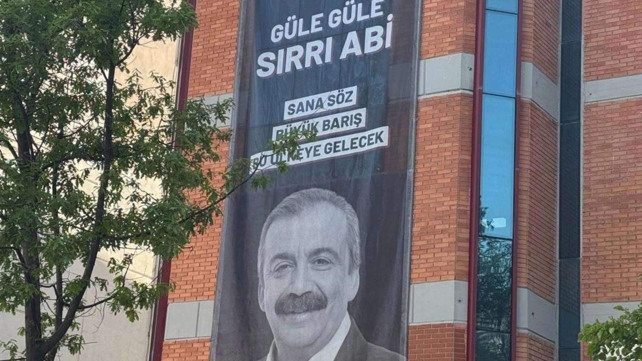Sırrı Süreyya Önder'in Pankartı DEM Parti Genel Merkezi'nde