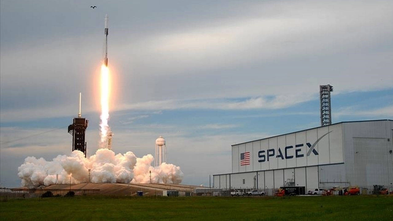 SpaceX, Falcon 9'u ateşledi: Astronotlar uzayda yürüyecek!