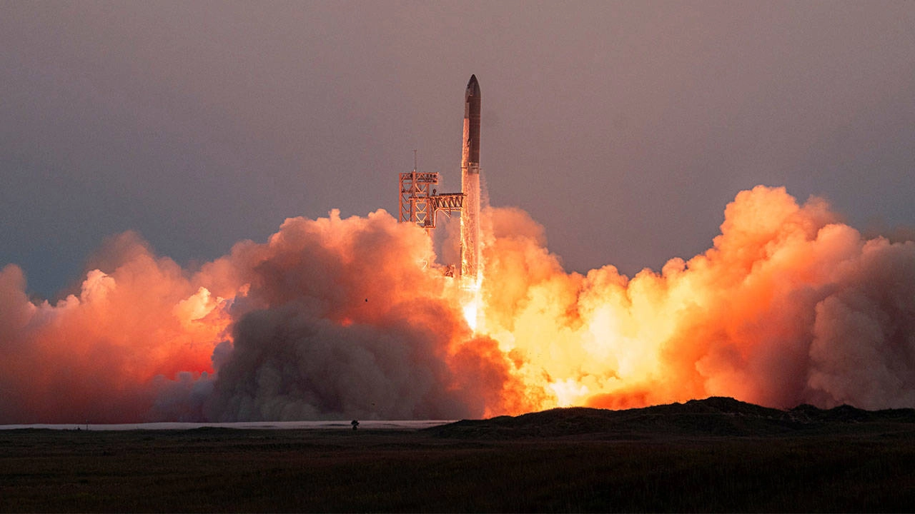 SpaceX'in Starship roketi beşinci denemesinde sorunsuz bir şekilde indi!