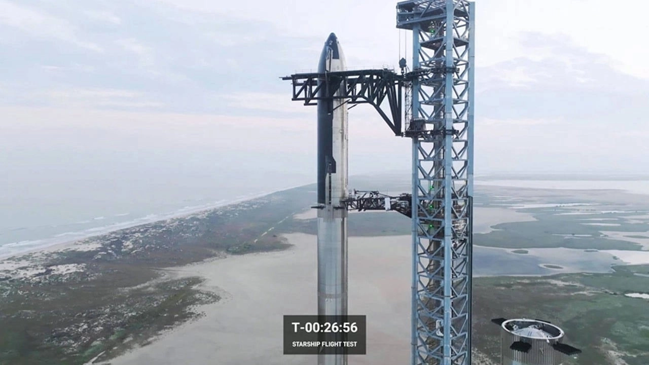 SpaceX'in Starship roketi yine parçalandı, test uçuşlarına devam ediyor.