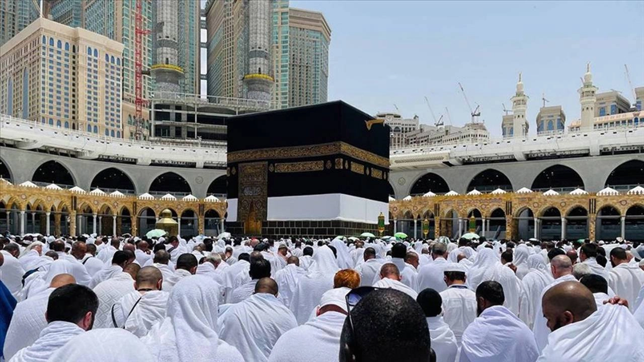 Suudi Arabistan, izinsiz hacı adaylarına 10 yıl giriş yasağı getiriyor!