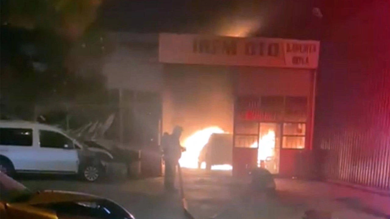 Tekirdağ'da tamirhane alev alev: 6 araç küle döndü!
