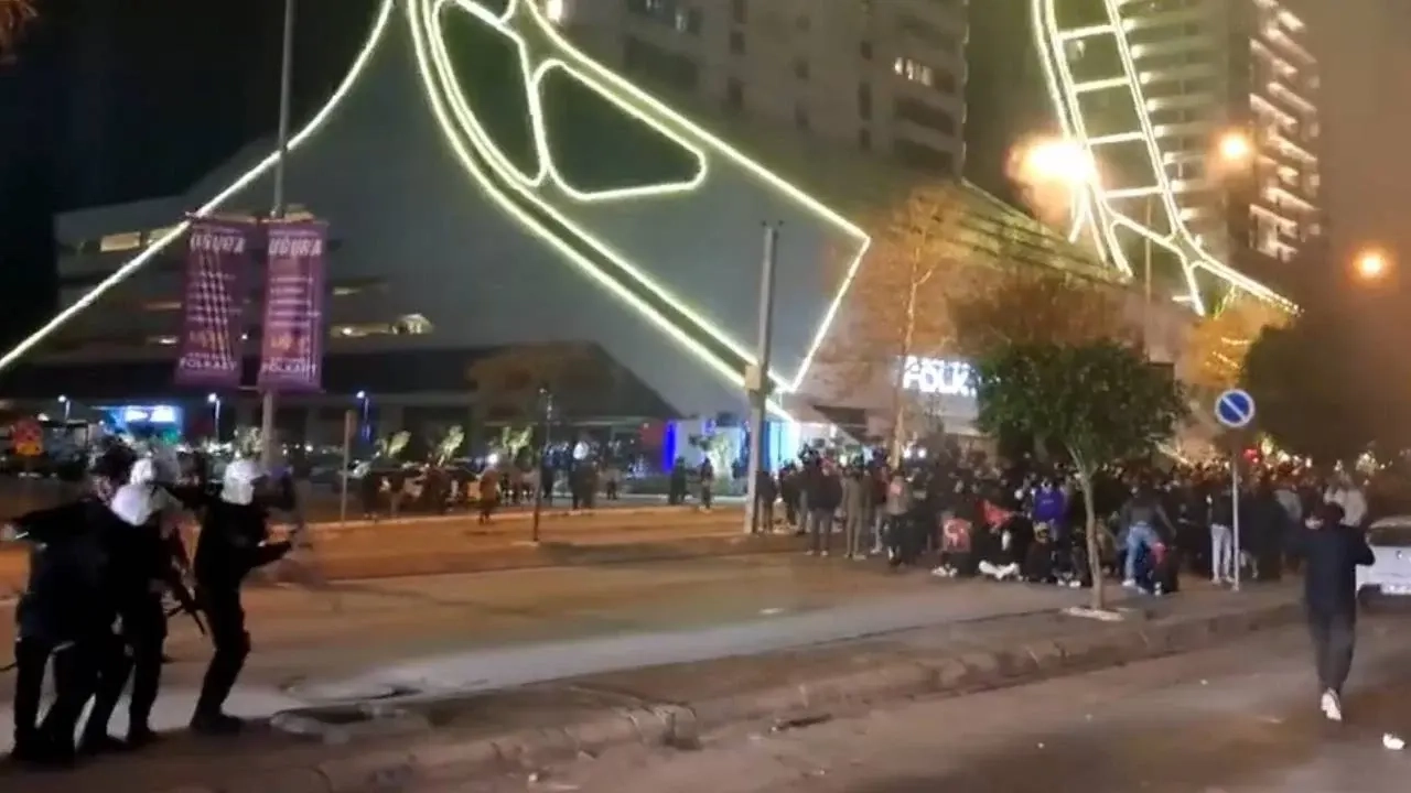 Üniversite Öğrencileri Boykot Yaptığı İçin Tahliye Edildi