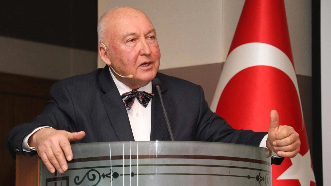 Ünlü Profesör Beyin Kanaması Geçirdi!