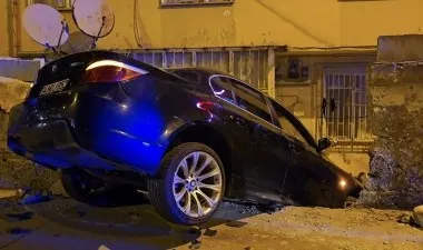 Üsküdar'da Araç Ev Bahçesine Girdi, Şoför Kayıplara Karıştı!