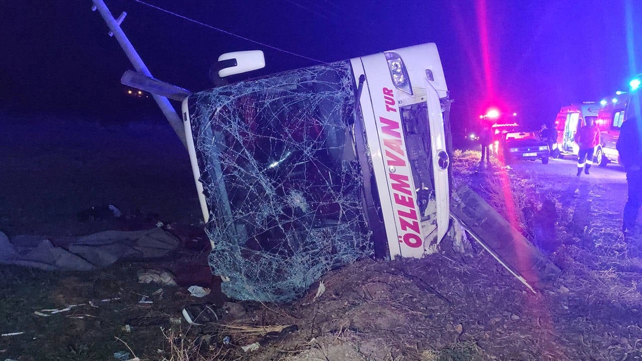 Van'da yine facia: Otobüs devrildi, 28 yaralı!