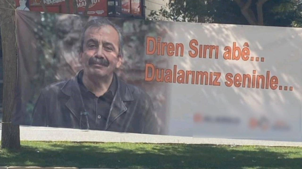 Zabıta, Sırrı Süreyya Önder'in pankartını acımasızca söktü!